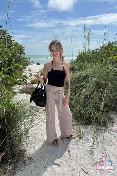 Nicole Nichols: Petite Blonde Shows Her Feet on a Public Beach – photo 16 of 21