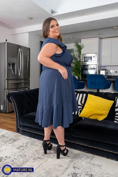 Mature Chubby Woman in Heels Frees Big Ass from Bikini Bottoms – photo 5 of 21