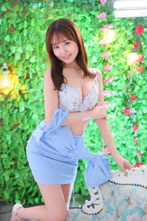 Japanese Brunette Poses in a Bikini for Selfies – photo 15 of 20