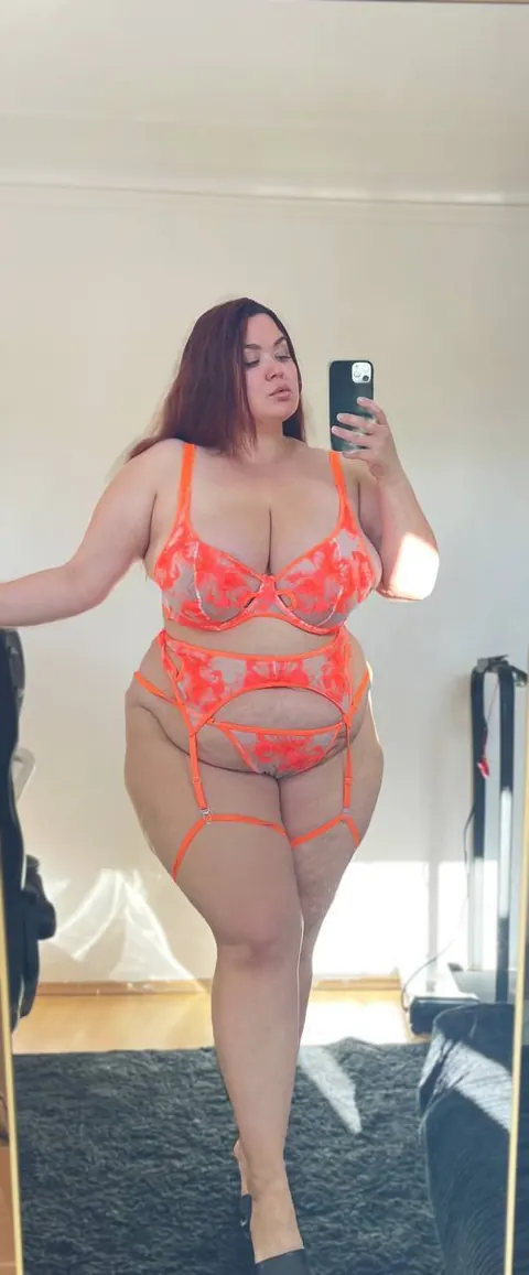 BBW with Big Natural Tits Poses in Lingerie for Selfies – photo 9 of 10
