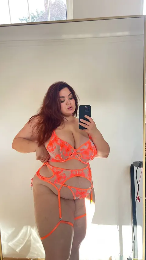 BBW with Big Natural Tits Poses in Lingerie for Selfies – photo 6 of 10