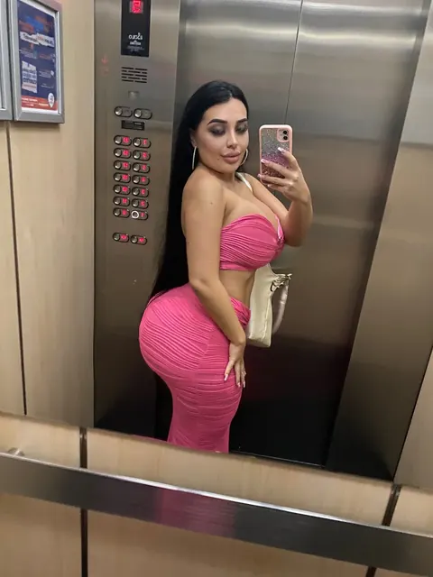 Curvy Latina with Big Tits Strips and Poses for Selfies – photo 20 of 20
