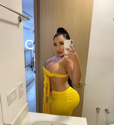Curvy Latina with Big Tits Strips and Poses for Selfies – photo 15 of 20