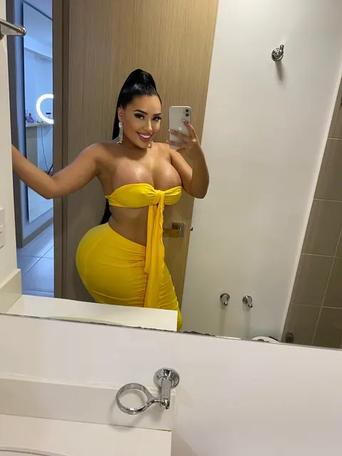 Curvy Latina with Big Tits Strips and Poses for Selfies – photo 5 of 20