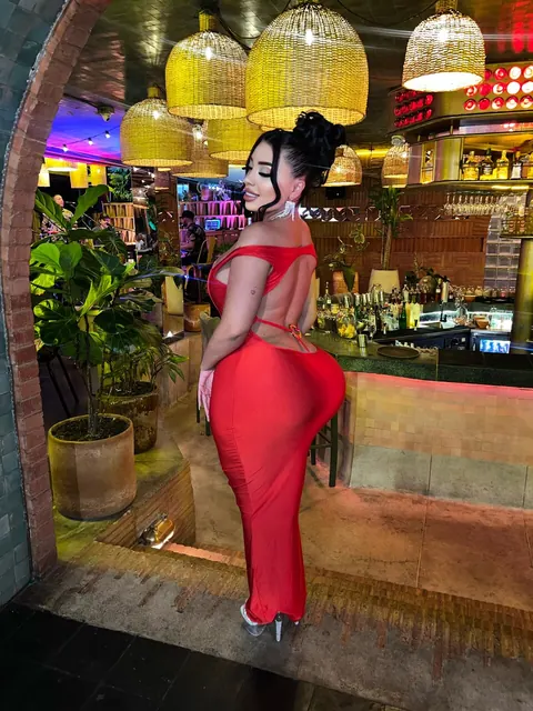 Curvy Latina with Big Tits Strips and Poses for Selfies – photo 19 of 20
