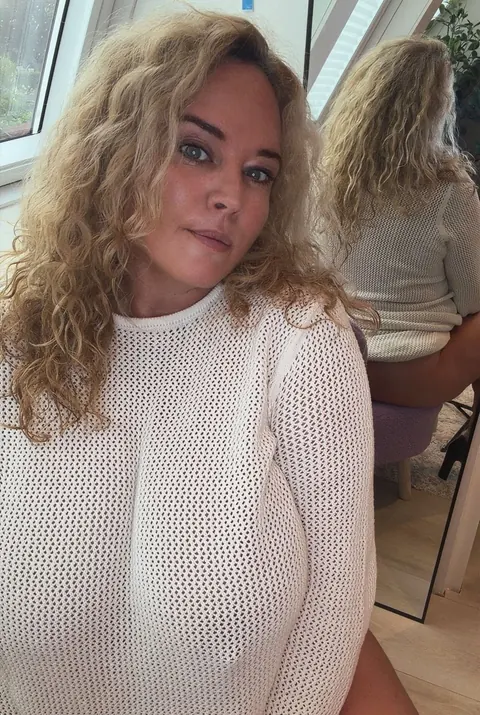 Dutch BBW in Heels Strips Nude and Shows Her Big Tits – photo 8 of 10