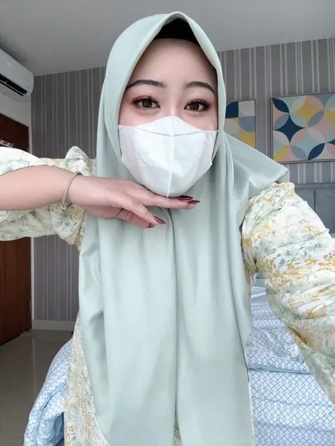 Curvy Asian Arab Woman Undresses and Reveals Her Big Tits – photo 2 of 20