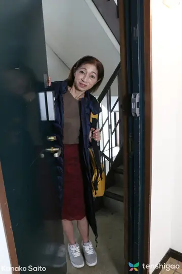 Slim Mature Japanese Woman Gives a Blowjob and Gets Fucked
