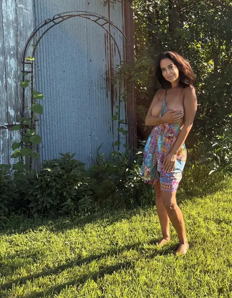 MILF with Big Natural Tits Exposes Herself Outdoors – photo 4 of 10