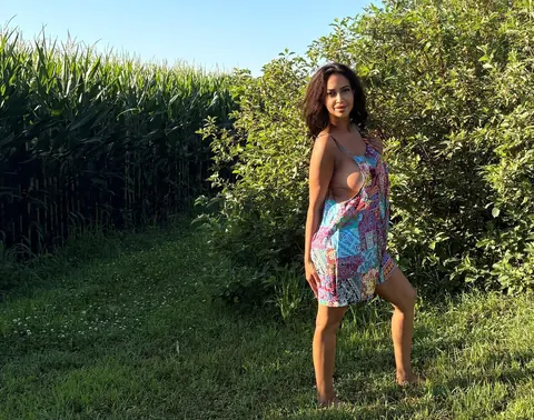 MILF with Big Natural Tits Exposes Herself Outdoors – photo 7 of 10