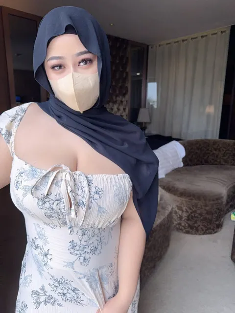 Arab BBW with Big Tits Fingers Herself in a Selfie – photo 3 of 20