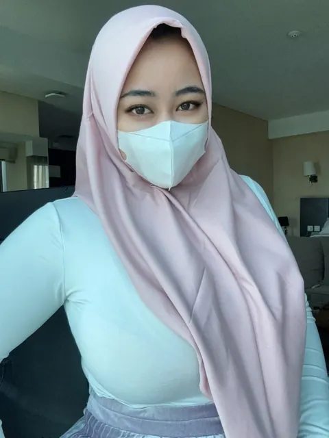 Arab BBW with Big Tits Fingers Herself in a Selfie – photo 15 of 20
