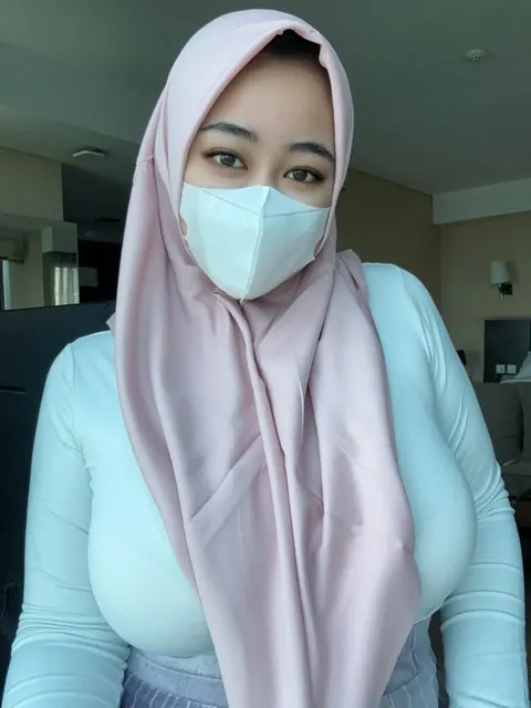 Arab BBW with Big Tits Fingers Herself in a Selfie – photo 17 of 20