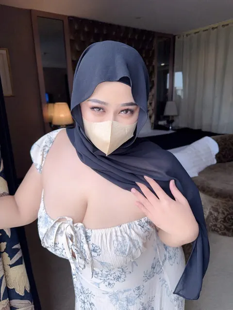 Asian Arab BBW with Big Natural Tits Strips Fully Nude – photo 17 of 20