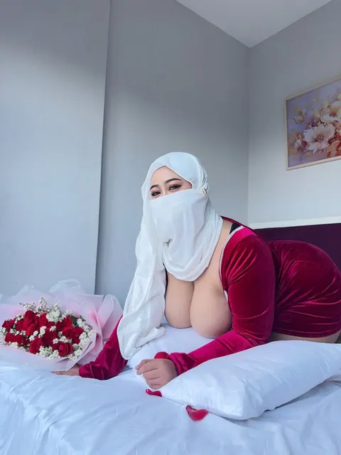 Asian Arab BBW with Big Natural Tits Strips Off Her Top and Poses Nude – photo 16 of 20