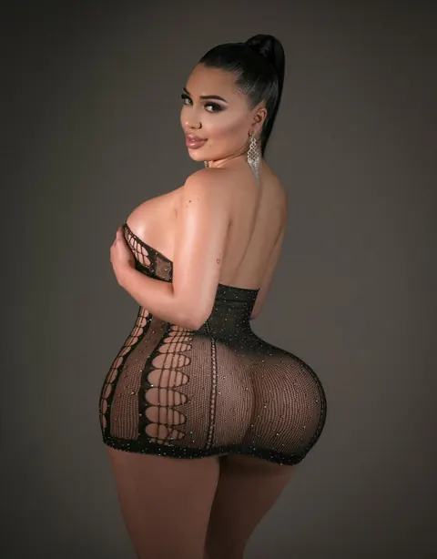 Curvy Latina with Big Tits Strips and Poses Nude – photo 4 of 20