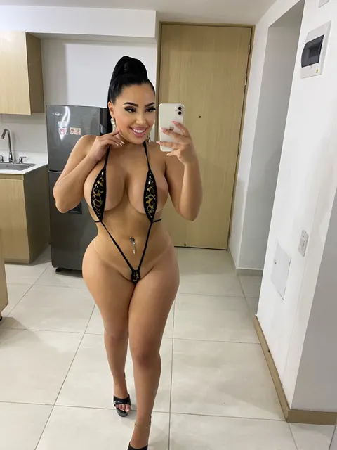 Curvy Latina Undresses and Poses Nude Showing Her Big Tits – photo 4 of 20