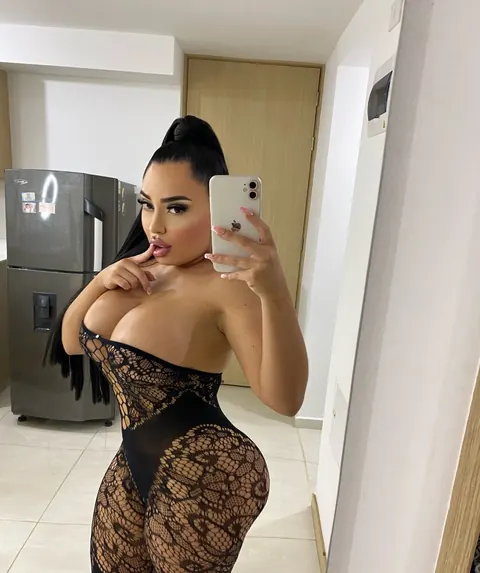 Curvy Latina Undresses and Shows Her Big Tits – photo 6 of 20