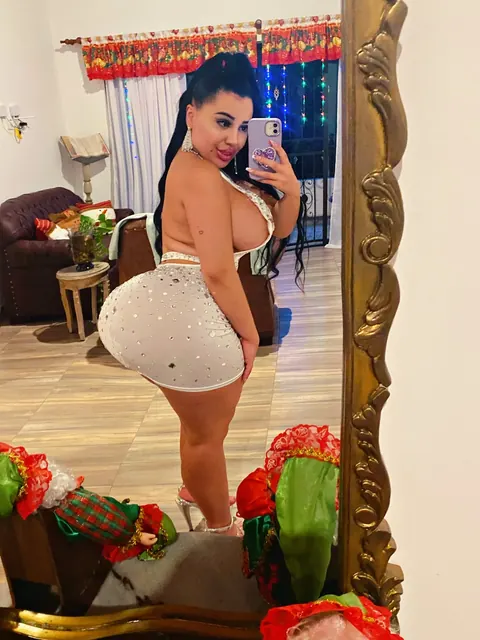 Busty Latina Undresses and Flaunts Her Thick Figure – photo 7 of 20