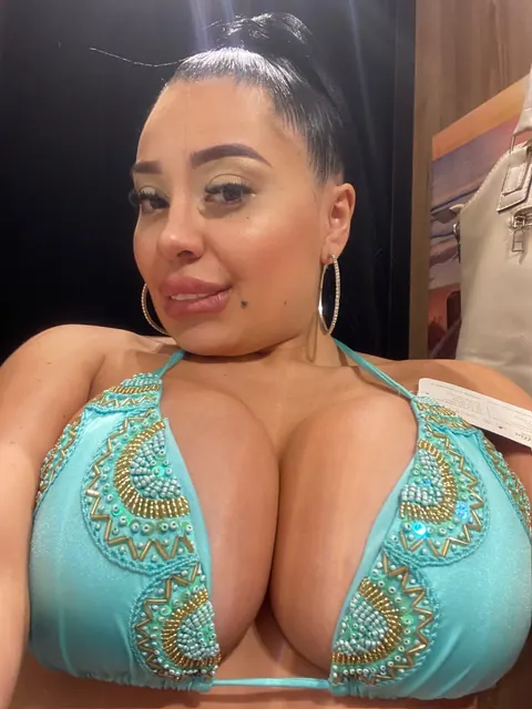 Busty Latina Undresses and Flaunts Her Thick Figure – photo 17 of 20