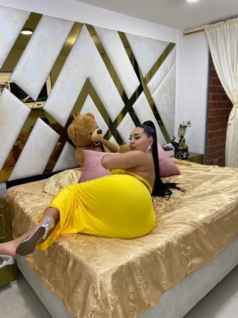 Busty Latina Undresses and Flaunts Her Thick Figure – photo 11 of 20