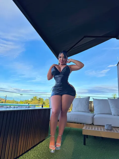 Busty Latina Undresses and Flaunts Her Thick Figure – photo 2 of 20