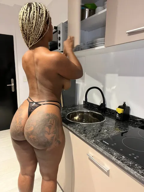 Curvy Ebony Woman with Big Tits and Tattoos Poses Nude – photo 14 of 20