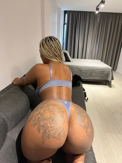 Curvy Ebony Woman with Big Tits and Tattoos Poses Nude – photo 16 of 20