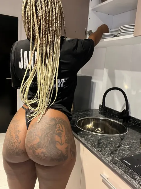 Curvy Ebony Woman with Big Tits and Tattoos Poses Nude – photo 11 of 20