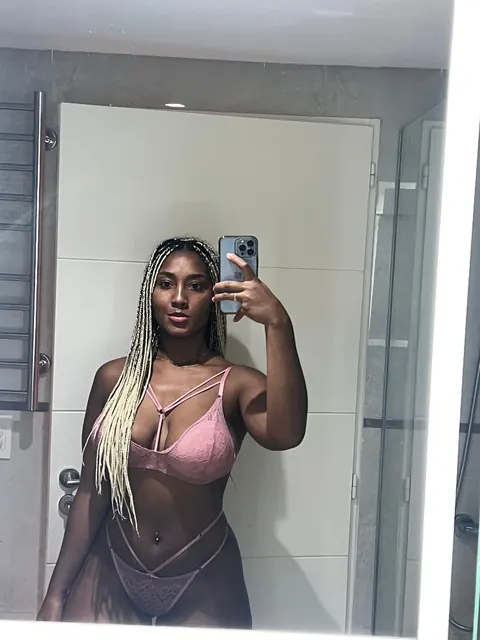 Curvy Ebony Babe with Big Natural Tits Undresses – photo 5 of 16