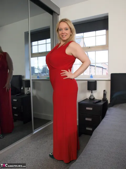 Sindy Bust: Curvy Blonde MILF Strips Out of Her Red Dress – photo 3 of 16