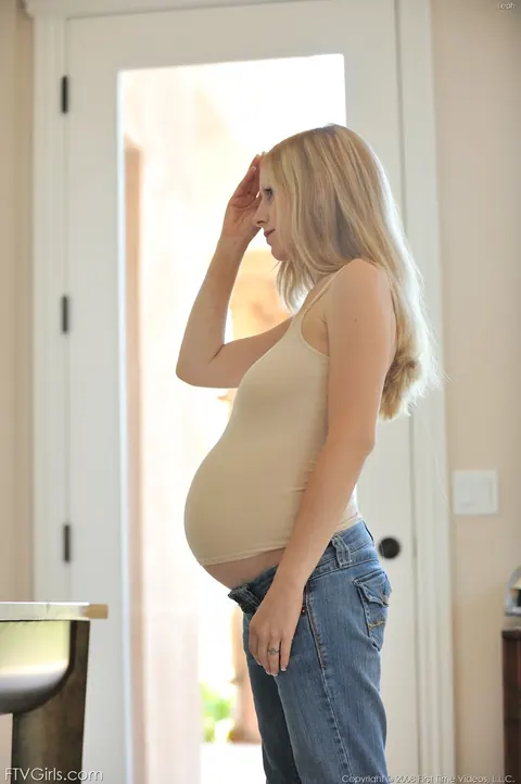 Laya Leighton: Pregnant Blonde with Big Tits Reveals Her Boobs and Spreads Her Legs – photo 2 of 20