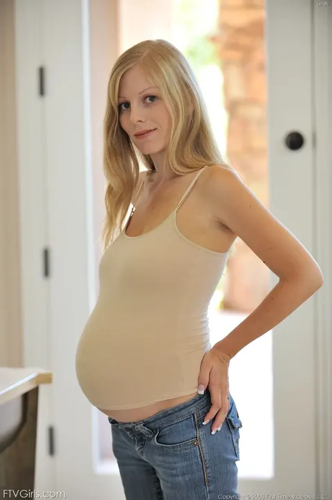 Laya Leighton: Pregnant Blonde with Big Tits Reveals Her Boobs and Spreads Her Legs – photo 3 of 20