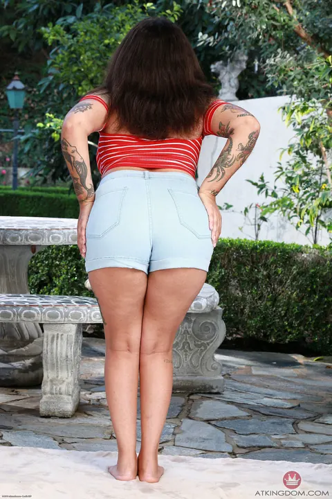 Thick Latina Strips Off Her Shorts and Spreads Her Hairy Pussy Outdoors – photo 3 of 21