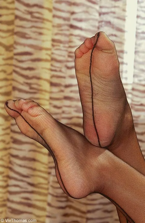 Woman in Stockings and Heels Fingers Herself and Uses a Dildo Outdoors – photo 17 of 21