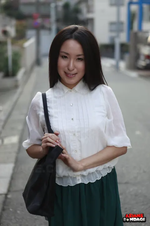 Sakura Anna: Japanese Brunette Lifts Her Skirt to Flash Outdoors – photo 2 of 15