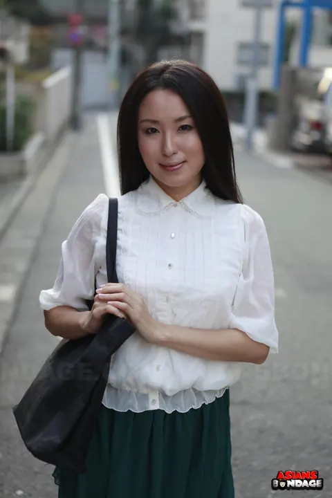 Sakura Anna: Japanese Brunette Lifts Her Skirt to Flash Outdoors – photo 1 of 15