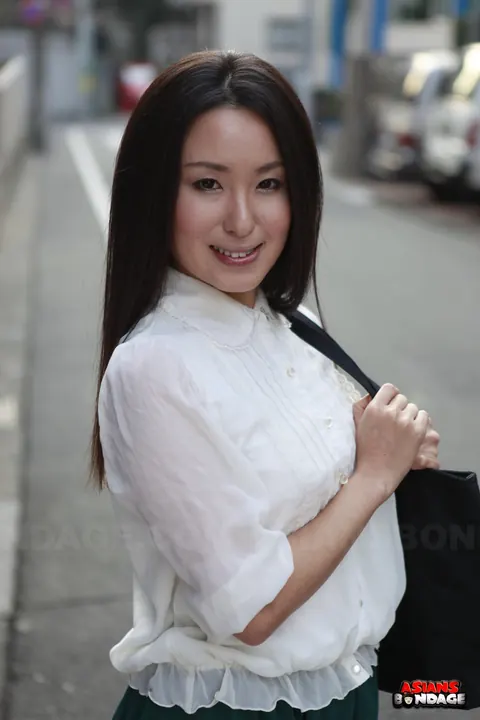 Sakura Anna: Japanese Brunette Lifts Her Skirt to Flash Outdoors – photo 12 of 15