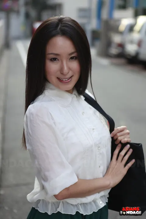 Sakura Anna: Japanese Brunette Lifts Her Skirt to Flash Outdoors – photo 13 of 15