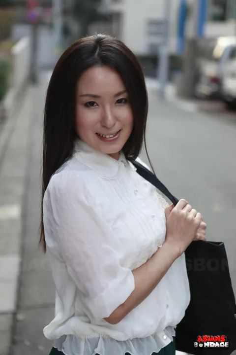Sakura Anna: Japanese Brunette Lifts Her Skirt to Flash Outdoors – photo 11 of 15