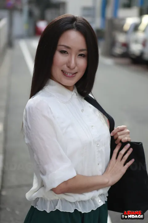 Sakura Anna: Japanese Brunette Lifts Her Skirt to Flash Outdoors – photo 14 of 15