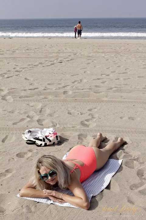 Busty Blonde MILF Strips in a Car at the Beach and Spreads – photo 9 of 20