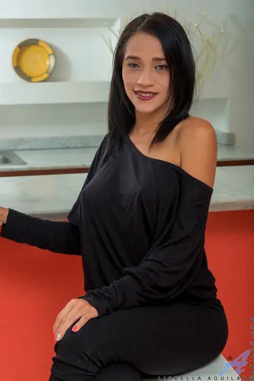 Lisbella Aguilar – Busty Latina MILF Fingers Herself in Yoga Pants