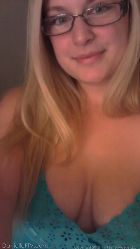 Woman in Glasses Spreads Her Pussy in Selfies – photo 2 of 15