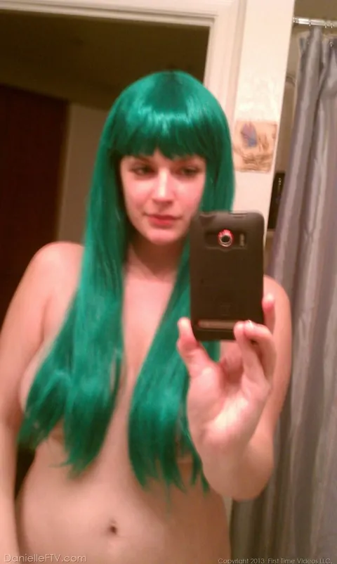 Woman in Glasses Spreads Her Pussy in Selfies – photo 13 of 15