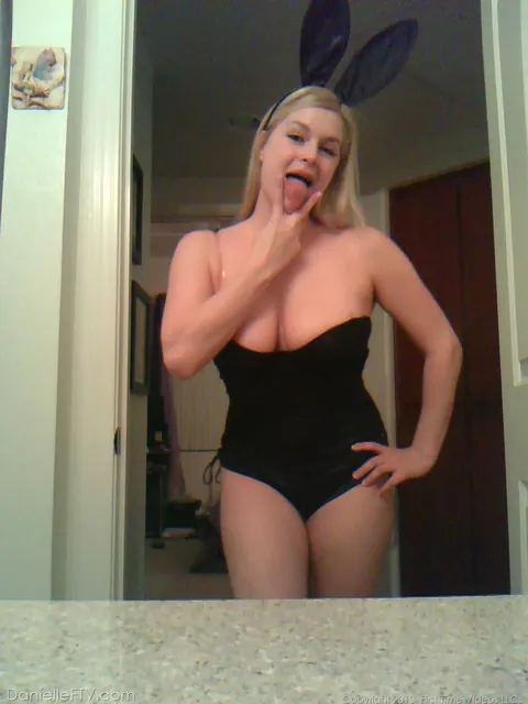 Woman in Glasses Spreads Her Pussy in Selfies – photo 12 of 15
