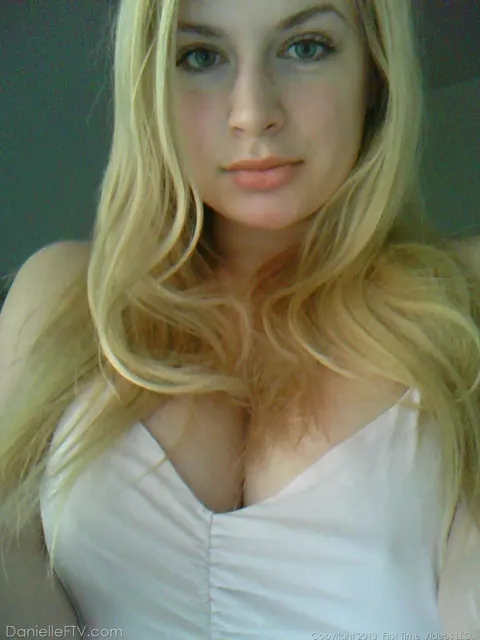 Woman in Glasses Spreads Her Pussy in Selfies – photo 10 of 15