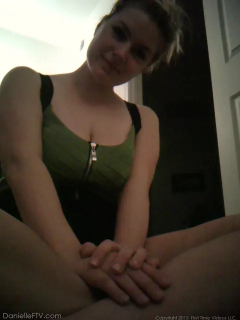 Woman in Glasses Spreads Her Pussy in Selfies – photo 7 of 15