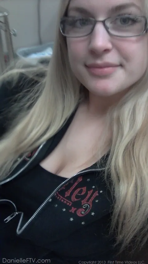 Woman in Glasses Spreads Her Pussy in Selfies – photo 3 of 15