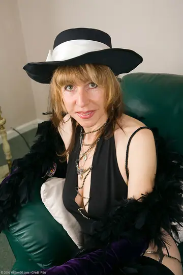 MILF Poses Fully Nude and Shows Her Body